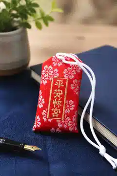 Amulettes porte-bonheur au travail