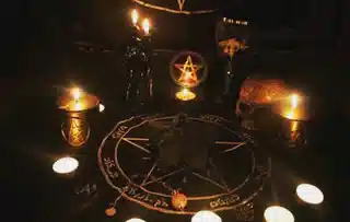 Comment pratiquer la magie noire